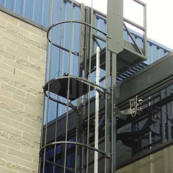 Hangladder met veiligheidskooi voor glazenwassen en gevel toegang. Met opstapbordes over dakrand. Kooiladder voor glazenwassen - Building Maintenance Unit